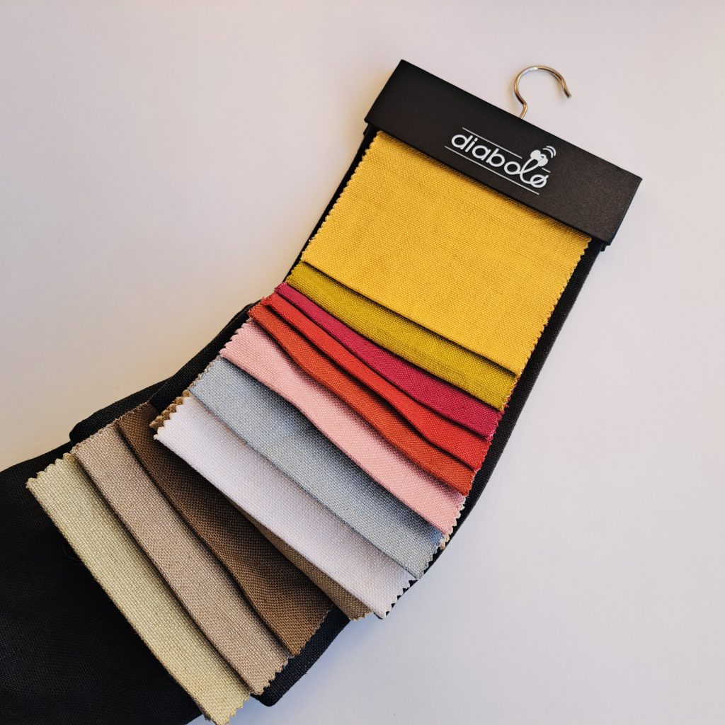 Mooie Diabolo Deauville staalkaart, 70% viscose – 30% linnen in 29 verschillende tinten, een vondst bij de kledingbeurs in Middelburg
