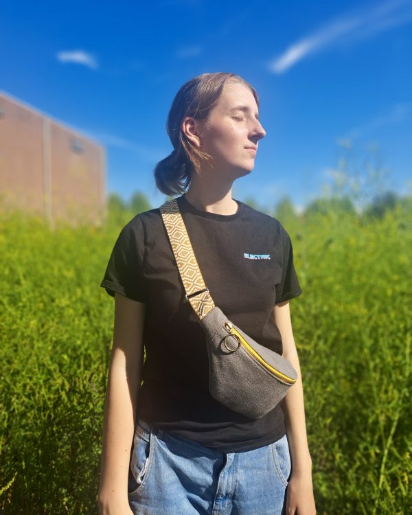 Grijze bumbag met gele rits en buik vol ruitjes - Afbeelding 5