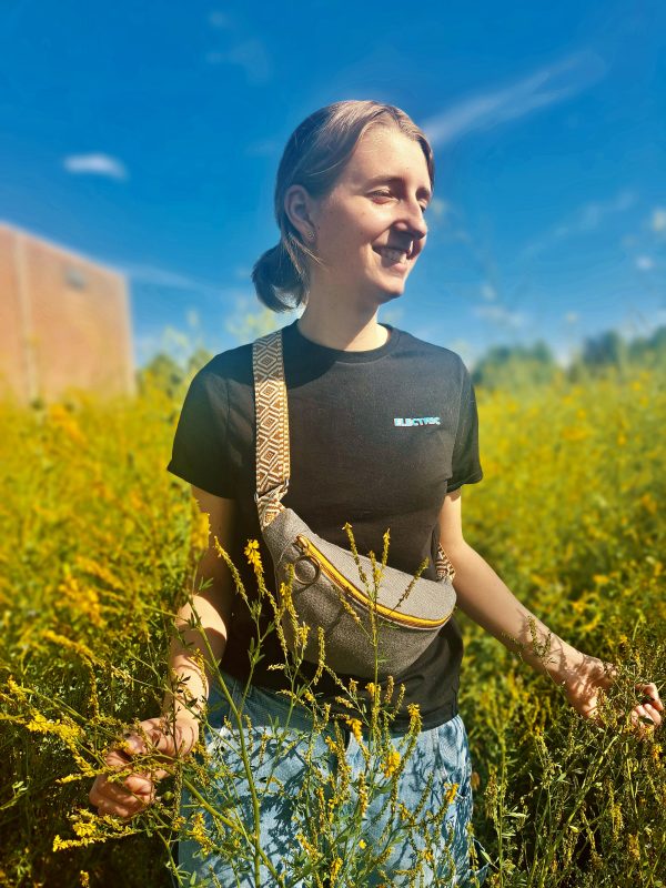 Grijze bumbag met gele rits en buik vol ruitjes - Afbeelding 2