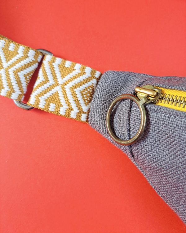 Grijze bumbag met gele rits en buik vol ruitjes - Afbeelding 4