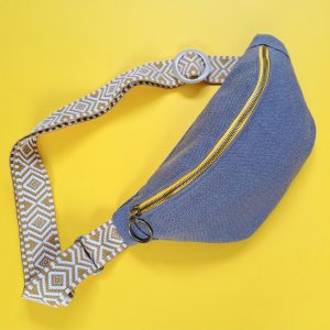 Grijze bumbag met gele rits en buik vol ruitjes