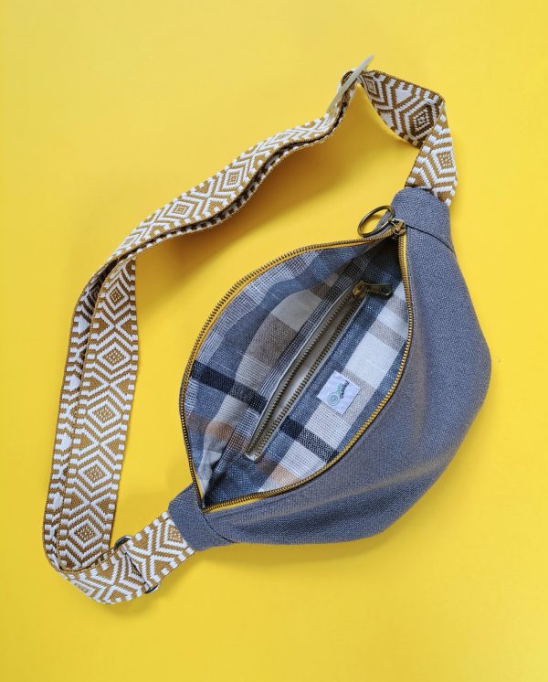 Grijze bumbag met gele rits en buik vol ruitjes - Afbeelding 3