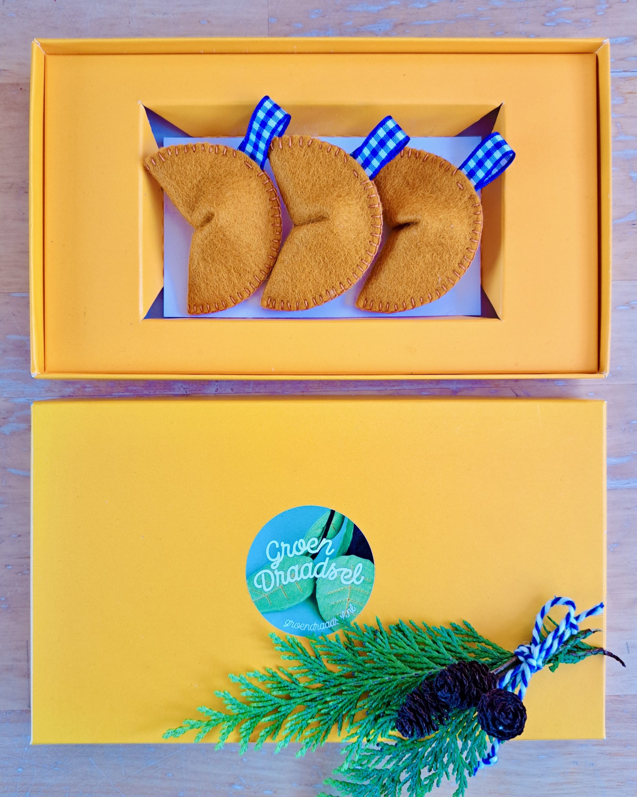 3 Gelukskoekjes met blauw wit geblokt lint in doosje - Afbeelding 2