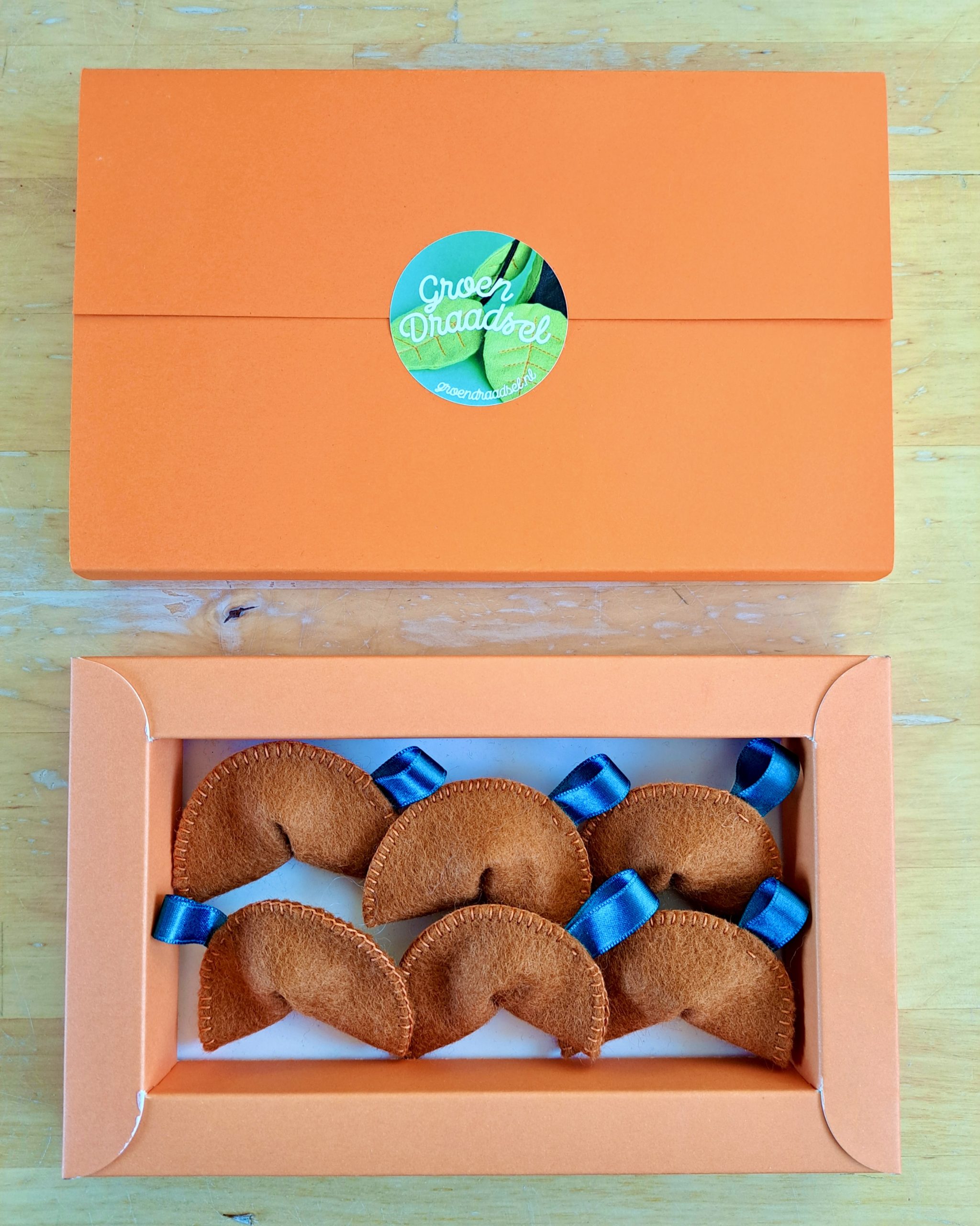 Gelukskoekjes met blauwgroen lint, zes stuks in doosje