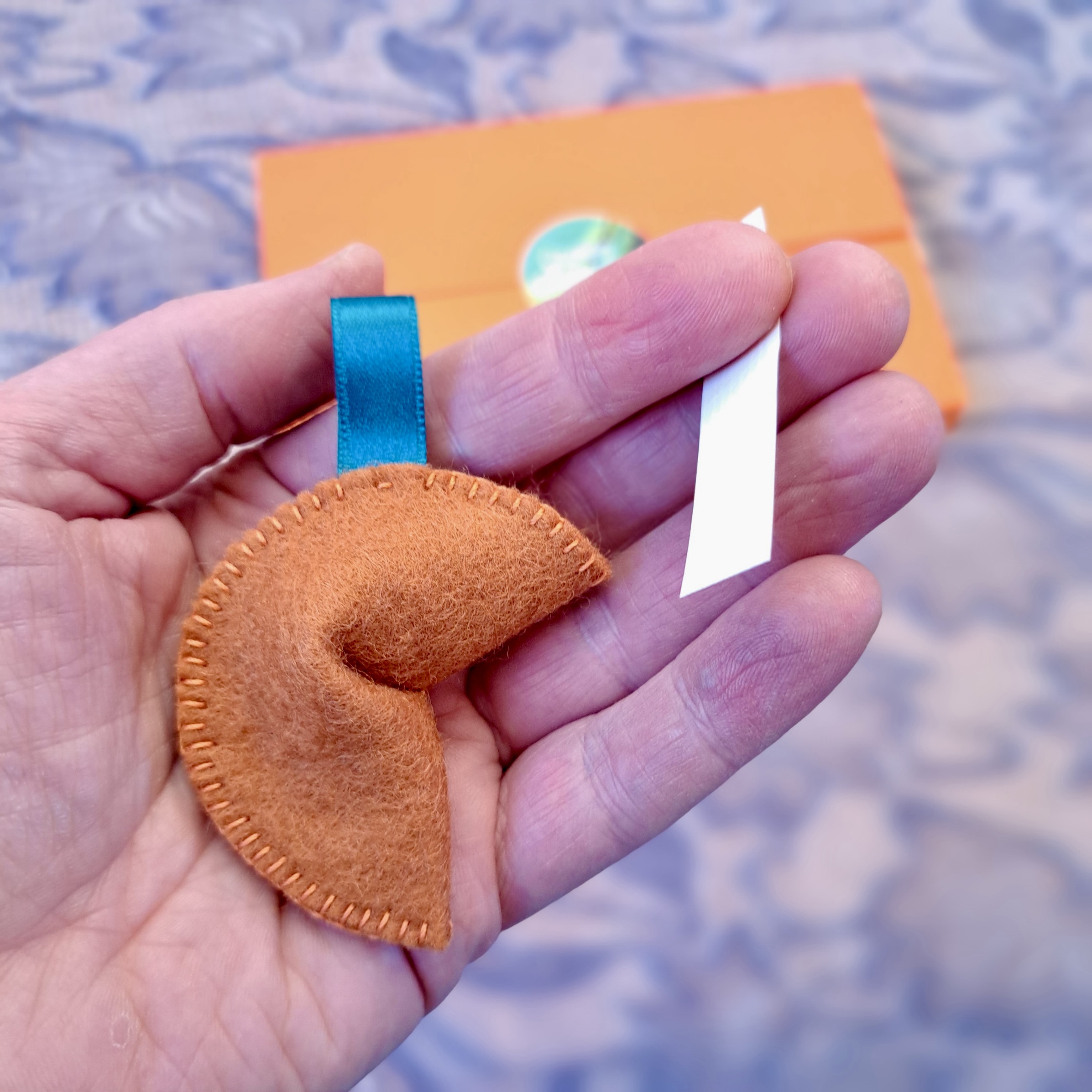 Gelukskoekjes met blauwgroen lint, zes stuks in doosje - Afbeelding 2