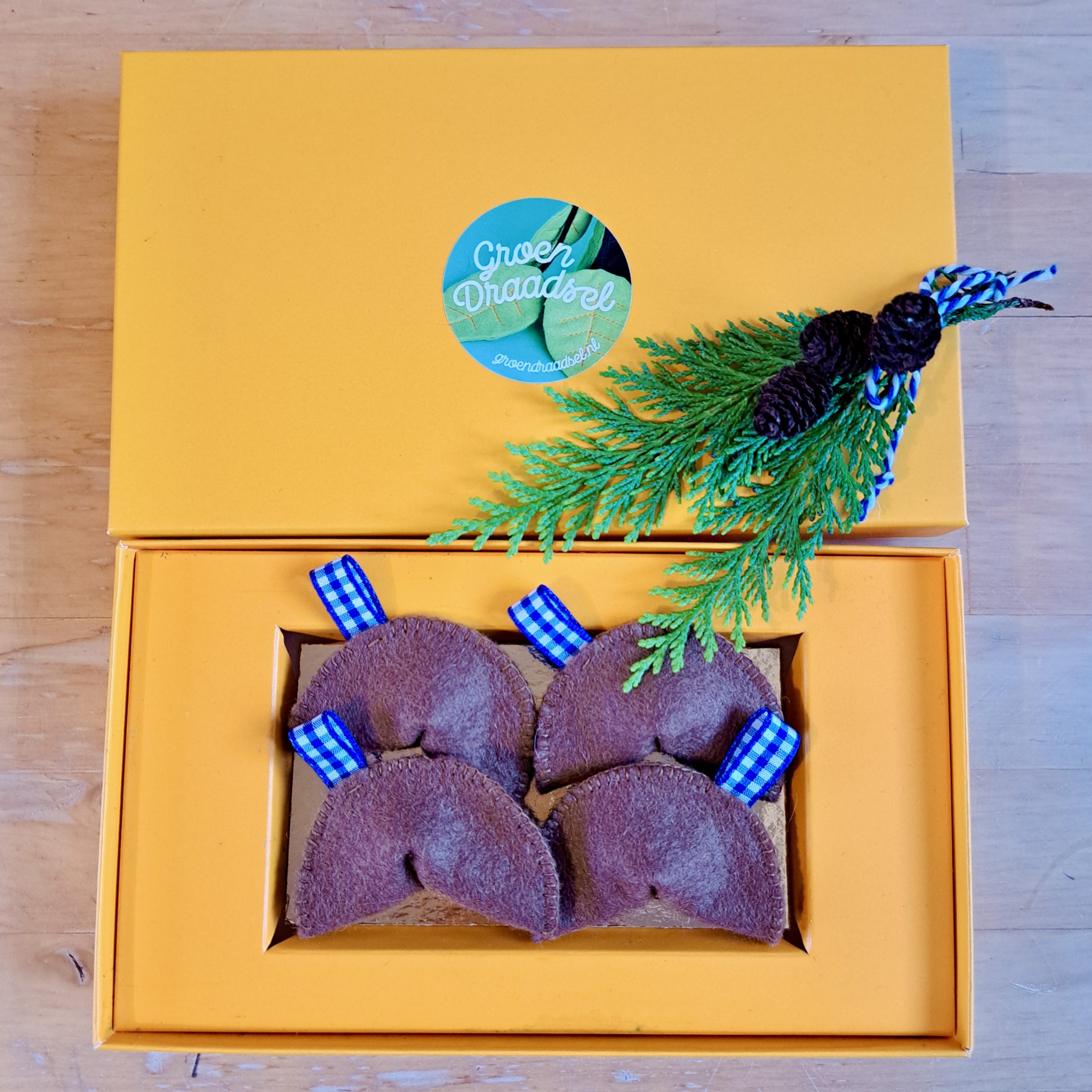 4 Gelukskoekjes met blauw wit geblokt lint, vier stuks in een doosje