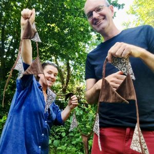 Bruine Slinger met Ribfluweel en Bloemetjes